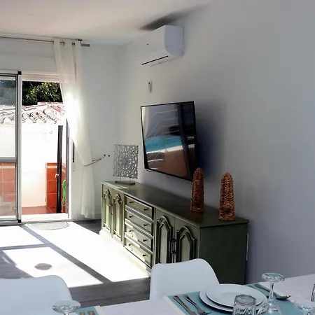 Будинок відпочинку Casa Zuloaga Holidays Piscina Y Playa Нерха