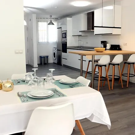 Будинок відпочинку Casa Zuloaga Holidays Piscina Y Playa